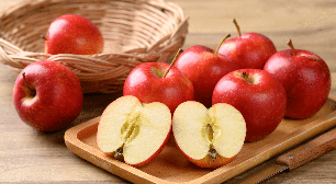 Uma maçã por dia mantém o médico longe? Entenda o ditado e conheça 7 benefícios da fruta