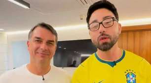 Com histórico homofóbico, Flávio Bolsonaro nega perseguição a gays em possível governo: "Vai dar o caneco"