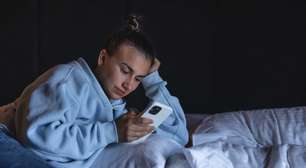 Mexer no celular antes de dormir aumenta em 59% o risco de insônia