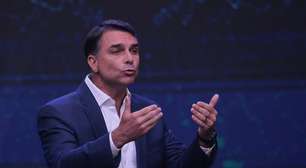 Flávio Bolsonaro fez festa em lancha com garotas de programa, diz revista