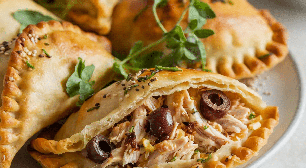 Tem frango desfiado em casa? Veja 3 receitas fáceis e ricas em proteínas para o lanche da tarde