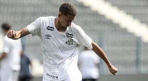 Vinicius Lira volta aos treinos com bola após grave lesão no Santos