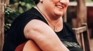 Cantora famosa morre aos 48 anos após anos de luta contra câncer raro