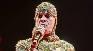 Ney Matogrosso passa por cirurgia e suspende shows por um mês