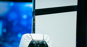 Acessórios para PS5: quais são os melhores SSDs, controles, carregadores e headsets compatíveis em 2026?
