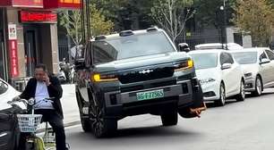 Motorista de BYD na China tem roda bloqueada por trava e resolve o problema dirigindo com a roda suspensa no ar