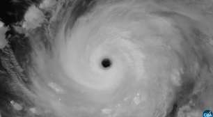 'Ciclone monstro' chega a 296 km/h e forma olho gigante no Oceano Pacífico