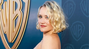 Emily Osment revela que trincou costela enquanto por usar barriga falsa de grávida em 'Jovem Sheldon'