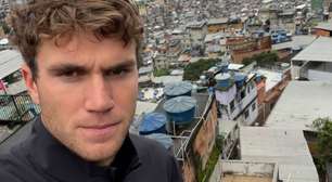 Britânico ex-top 4 visita comunidade no Rio de Janeiro