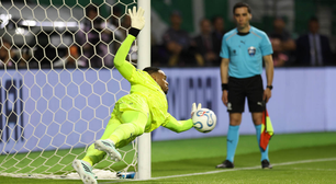 Carlos Miguel iguala marca histórica de Marcos no Palmeiras