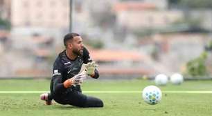 Everson volta aos treinos no Atlético e vira reforço contra Flamengo