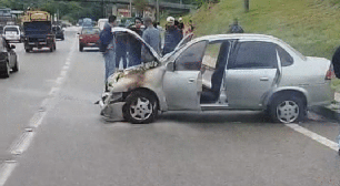 Carro sai da estrada e cai sob barranco na Raposo Tavares em Mairinque e pega fogo