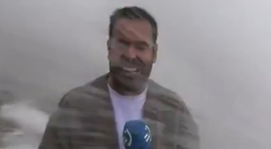 Onda gigante atinge repórter e cinegrafista durante transmissão ao vivo na Espanha