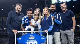Matheus Henrique recebe homenagem do Cruzeiro antes de duelo contra o Remo