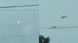 Vídeo mostra momento em que dois aviões colidem no ar e quatro pilotos morrem