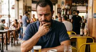 Quanto tempo demora para o álcool sair do corpo? O que água, café e banho frio realmente fazem