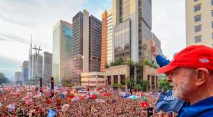 Aos 80 anos, Lula leva 'mar vermelho' para Av. Paulista, em São Paulo, para encerrar campanha