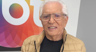 Carlos Alberto de Nóbrega recebe alta e se emociona com surpresa feita pela esposa; veja mais