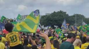 Flávio Bolsonaro reúne multidão no último ato no Rio e encerra manifestação com oração