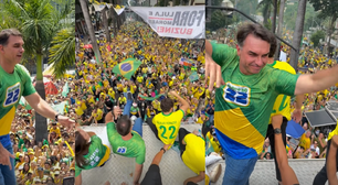 Em ato sem discurso, Flávio Bolsonaro faz 'dancinhas' contra o PT em BH