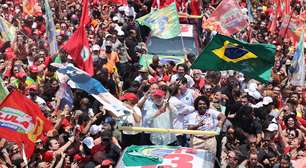 Lula reúne multidão em Copacabana e segue para SP em último dia de campanha
