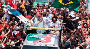 Apoiadores de Lula ocupam a orla de Copacabana em último ato no Rio