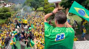 Flávio Bolsonaro se reúne com apoiadores em ato em BH