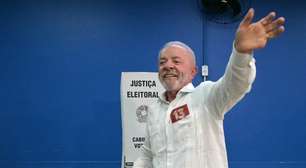 Lula vota em São Bernardo e celebra força da campanha no 2º turno
