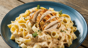 Macarrão ao molho branco com filé de frango grelhado: aprenda essa receita para o almoço de domingo