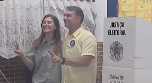 Flávio Bolsonaro vota no Rio de Janeiro
