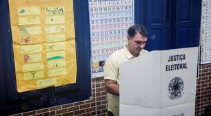 Flávio Bolsonaro fala em "mudança" ao votar neste domingo no Rio de Janeiro