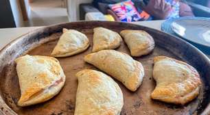 Pastel assado de frango cremoso: receita saudável e crocante que vai te fazer esquecer o frito
