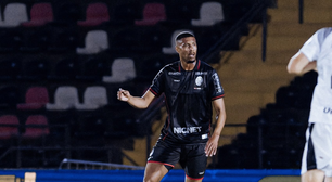 Vilar comemora renovação de contrato com o Botafogo-SP