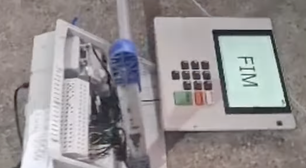 Eleitor depreda urna eletrônica em Fortaleza; e local troca equipamento