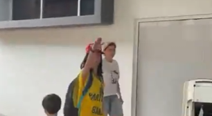 Com boné pró-Trump, mulher faz saudação nazista em escola no Rio; entidade judaica repudia ato