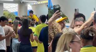 Neymar chega para votar e atrai fãs em colégio eleitoral de Santos