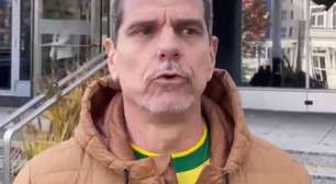 Foragido do Brasil, ex-BBB Adriano Castro hostiliza petistas no consulado da Polônia