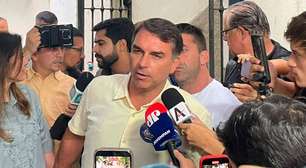 Flávio Bolsonaro vota no Rio em meio a gritos de 'miliciano' e 'Lula Ladrão'