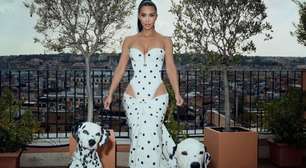 Kim Kardashian aposta em look inspirado em Cruella com dálmatas em Roma