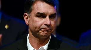 STF intima Flávio Bolsonaro a entregar passaportes