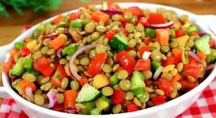 Salada de lentilha colorida e super bem temperada, um acompanhamento leve e saudável