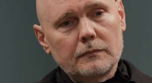 Billy Corgan fala sobre diferença de 26 anos em casamento: "não quero deixar as feministas bravas"
