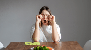 Bateu sono depois do almoço? Entenda se a comida é realmente a culpada