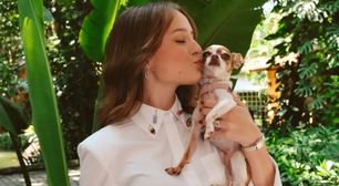 Truque de styling: Larissa Manoela atualiza camisa branca com broches para o programa 'É de Casa'