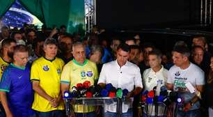 Quem estava com Flávio Bolsonaro durante discurso da derrota presidencial