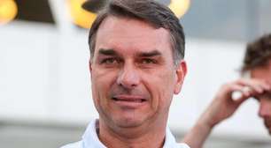 Flávio Bolsonaro afirma que foi intimado pela PF a entregar passaportes e está proibido de deixar o Brasil