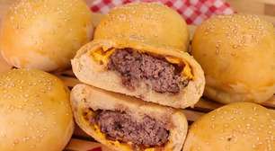 Hamburgão de forno igual de lanchonete bem recheado com queijo, para alegrar a todos no jantar