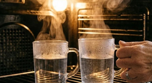 Coloque dois copos de água dentro do forno durante a noite e anos de gordura grudenta vão desaparecer