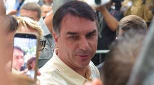 Clima no 'QG' de Flávio Bolsonaro é de tensão e silêncio, diz repórter