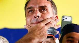 Derrotado nas urnas, Flávio Bolsonaro chega aos EUA com mulher e filhas